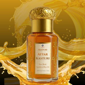 Peut inclure: Un flacon de parfum avec un bouchon et un col doré orné. La bouteille est remplie d'un liquide ambré clair et comporte une étiquette blanche avec le texte "KASTURI ATTAR KASTURI Pure Musk Sandalwood Base Oil 100% ALCOHOL FREE". Le fond est un motif abstrait doré.