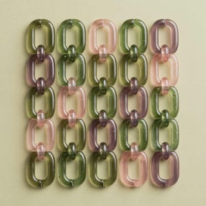 Decoración de pared con cadena acrílica, eslabones de resina verde musgo, acento escultórico contemporáneo.