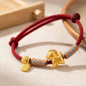 Braccialetto con cordino rosso dell'Anno del Cavallo, ciondolo in rame placcato oro, gioiello portafortuna e protettivo.