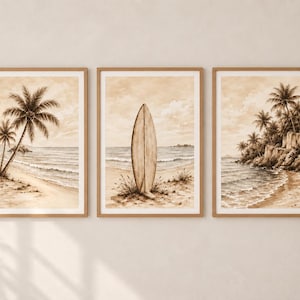 Può includere: Un set di tre stampe da parete incorniciate in tonalità seppia. La stampa a sinistra mostra palme su una spiaggia, quella centrale presenta una tavola da surf in piedi sulla sabbia e quella a destra raffigura una costa rocciosa con palme.