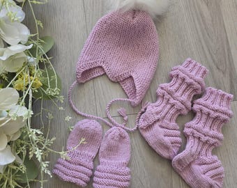 Conjunto novo de gorro, luvas e meias de lã merino para bebê.