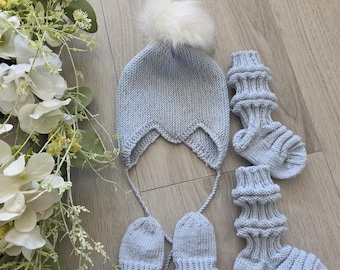 Nuovo cappellino, guantini e calzini in lana merino per neonato.