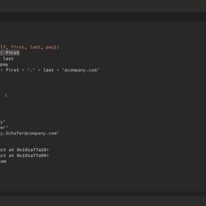 Puede incluir: Una pantalla de ordenador muestra c&oacute;digo Python que define una clase Employee. El c&oacute;digo incluye m&eacute;todos para inicializar atributos de empleados como nombre, apellido y correo electr&oacute;nico. La salida muestra los detalles del objeto empleado y las direcciones de correo electr&oacute;nico.