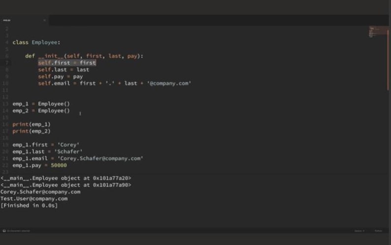 Puede incluir: Una pantalla de ordenador muestra c&oacute;digo Python que define una clase Employee. El c&oacute;digo incluye m&eacute;todos para inicializar atributos de empleados como nombre, apellido y correo electr&oacute;nico. La salida muestra los detalles del objeto empleado y las direcciones de correo electr&oacute;nico.