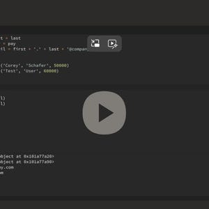 Puede incluir: Una pantalla gris oscuro muestra c&oacute;digo Python con variables e instrucciones de impresi&oacute;n. El c&oacute;digo incluye datos de empleados y direcciones de correo electr&oacute;nico. Un bot&oacute;n de reproducci&oacute;n est&aacute; centrado, indicando un v&iacute;deo o elemento interactivo.