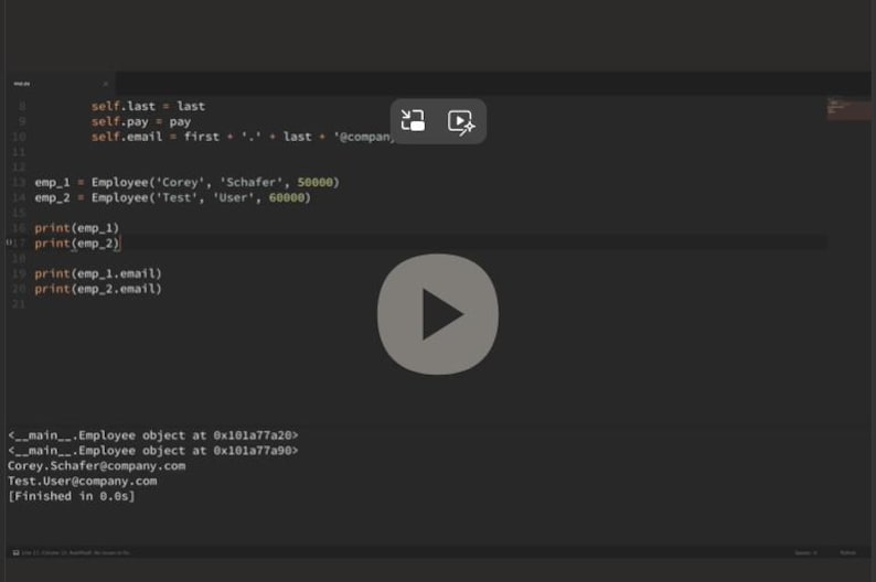 Puede incluir: Una pantalla gris oscuro muestra c&oacute;digo Python con variables e instrucciones de impresi&oacute;n. El c&oacute;digo incluye datos de empleados y direcciones de correo electr&oacute;nico. Un bot&oacute;n de reproducci&oacute;n est&aacute; centrado, indicando un v&iacute;deo o elemento interactivo.