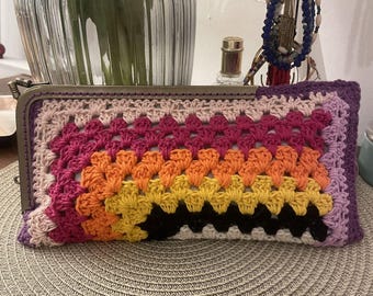Handgemachte bunte gehäkelte ""Oma Quadrat"" Clutche, Handtasche, Geldbörse oder Abendtasche."