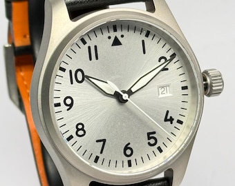 Orologio da aviatore in titanio da 39 mm, realizzato a mano, movimento automatico ad alta frequenza PT5000 resistente fino a 20 ATM, con garanzia, quadrante argentato con finitura a raggiera.