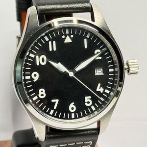 Puede incluir: Un letrero de madera rústica con el texto "Welcome to our porch" en letras blancas. El letrero presenta un acabado envejecido y un diseño sencillo y acogedor, perfecto para la decoración exterior.