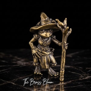 Statuetta di rana maga in ottone, statua di rana realizzata a mano, scultura di animale fantasy, miniatura decorativa in ottone, ornamento da scrivania, regalo da collezione