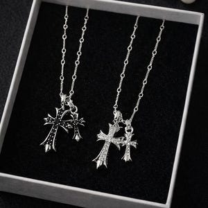Gotische dubbele kruishangerketting, koper, diamantachtige edelstenen, uniseks styling