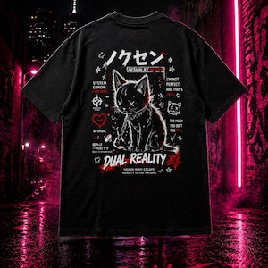 Könnte beinhalten: Schwarzes Grafik-T-Shirt mit einer Katzenillustration, japanischem Text und den Worten "Dual Reality". Das Design umfasst Herzen, Sterne und den Text "Noxen Streetwear."