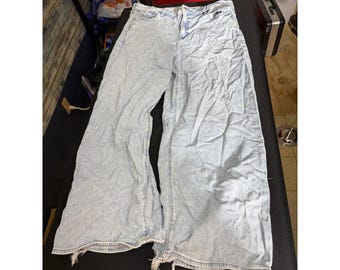 Pantalones vaqueros American Eagle de pierna ancha, talla 16, lavado claro, buena elasticidad, bajo deshilachado y efecto desgastado.