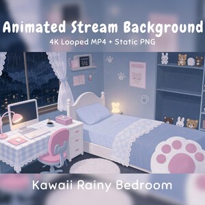 Puede incluir: Una escena de dormitorio animada con escritorio, computadora, cama con ropa de cama azul y estantes llenos de peluches. El texto dice: Animated Stream Background, 4K Looped MP4 + Static PNG, Kawaii Rainy Bedroom.