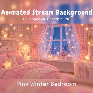Peut inclure: Un arrière-plan de stream animé représentant une chambre d'hiver rose avec un lit, un bureau et une vue sur un paysage enneigé. La pièce est décorée de guirlandes lumineuses en forme d'étoiles, de rideaux à carreaux et de peluches. Texte : Animated Stream Background 4K Looped MP4 + Static PNG Pink Winter Bedroom.
