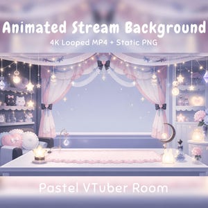 Puede incluir: Un fondo de stream animado que muestra una habitación en tonos pastel con un escritorio, cortinas rosas, luces de hadas, lámparas en forma de estrella y estantes decorados con peluches, flores y cristales. El texto dice Animated Stream Background 4K Looped MP4 + Static PNG Pastel VTuber Room.