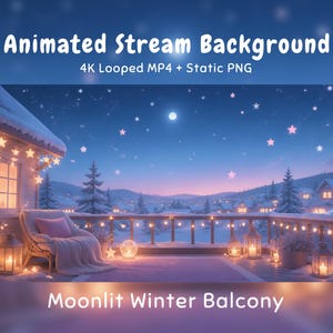 Puede incluir: Animated Stream Background 4K Looped MP4 + Static PNG Moonlit Winter Balcony. Una escena de balcón nevado por la noche con una silla cómoda, linternas brillantes, luces de cadena y un pueblo lejano bajo un cielo estrellado con una luna brillante.