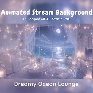Peut inclure: Arrière-plan de flux animé intitulé Dreamy Ocean Lounge, 4K Looped MP4 + Static PNG. L'image montre un salon avec un canapé, une table basse et de grandes fenêtres donnant sur un océan au clair de lune, décoré de guirlandes lumineuses et de lanternes.
