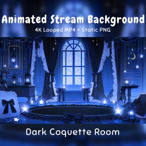 Op de afbeelding: Geanimeerde stream-achtergrond met een donkerblauwe kamer met boogramen, gordijnen en zwarte strikken. Tekst: Animated Stream Background, 4K Looped MP4 + Static PNG, Dark Coquette Room. Inclusief gloeiende sterren, lantaarns en een rond vloerkleed.