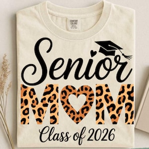 Diseño de camiseta para mamá graduada de 2026, estampado de leopardo PNG para graduación, regalo para madre graduada de la clase de 2026, gráfico de sublimación para mamá orgullosa graduada.