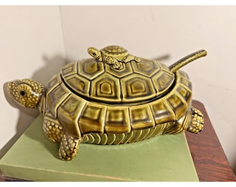 Sopera de tortuga vintage estilo mayólica, cerámica figurativa con tapa y cucharón grande