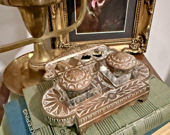 Antyczny zestaw biurkowy z podwójnym kałamarzem z brązu z wkładkami z ciętego szkła, Niemcy, ok. 1900 r.