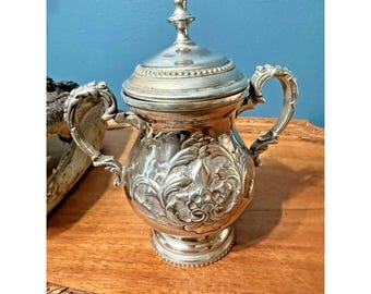 Tapa de azucarero chapada en plata antigua con doble asa y asas ornamentadas de estilo victoriano.