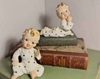 Par de figuritas de bebé japonesas vintage con pijama de lunares dorados estilo kitsch de mediados de siglo