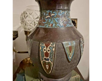 Vaso antico in smalto cloisonné color bronzo, 35 cm, con decorazioni floreali e geometriche.