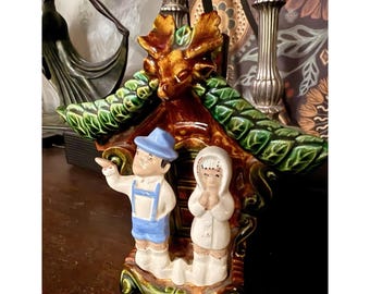 Vintage keramische chaletplanter van Inarco met figuurtjes voor jongen en meisje – Pat. In afwachting