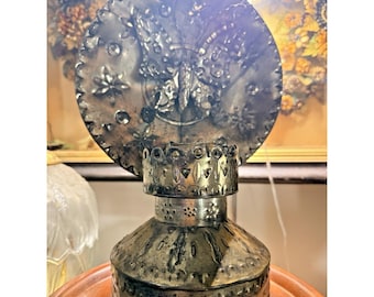 Handgeperforeerde kandelaar met vlindermotief – rustiek volkskunstontwerp