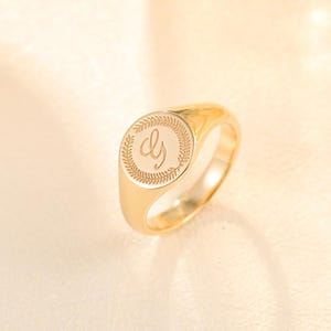 Puede incluir: Un letrero de madera rústica con la frase "Welcome to our home" en letras blancas. El letrero presenta un acabado envejecido y un diseño sencillo y acogedor, perfecto para un porche o entrada.