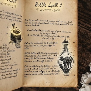 Puede incluir: Libro abierto con est&eacute;tica vintage, con texto manuscrito e ilustraciones para un hechizo de botella. La p&aacute;gina incluye instrucciones, un dibujo de una botella con silueta de gato e ingredientes.