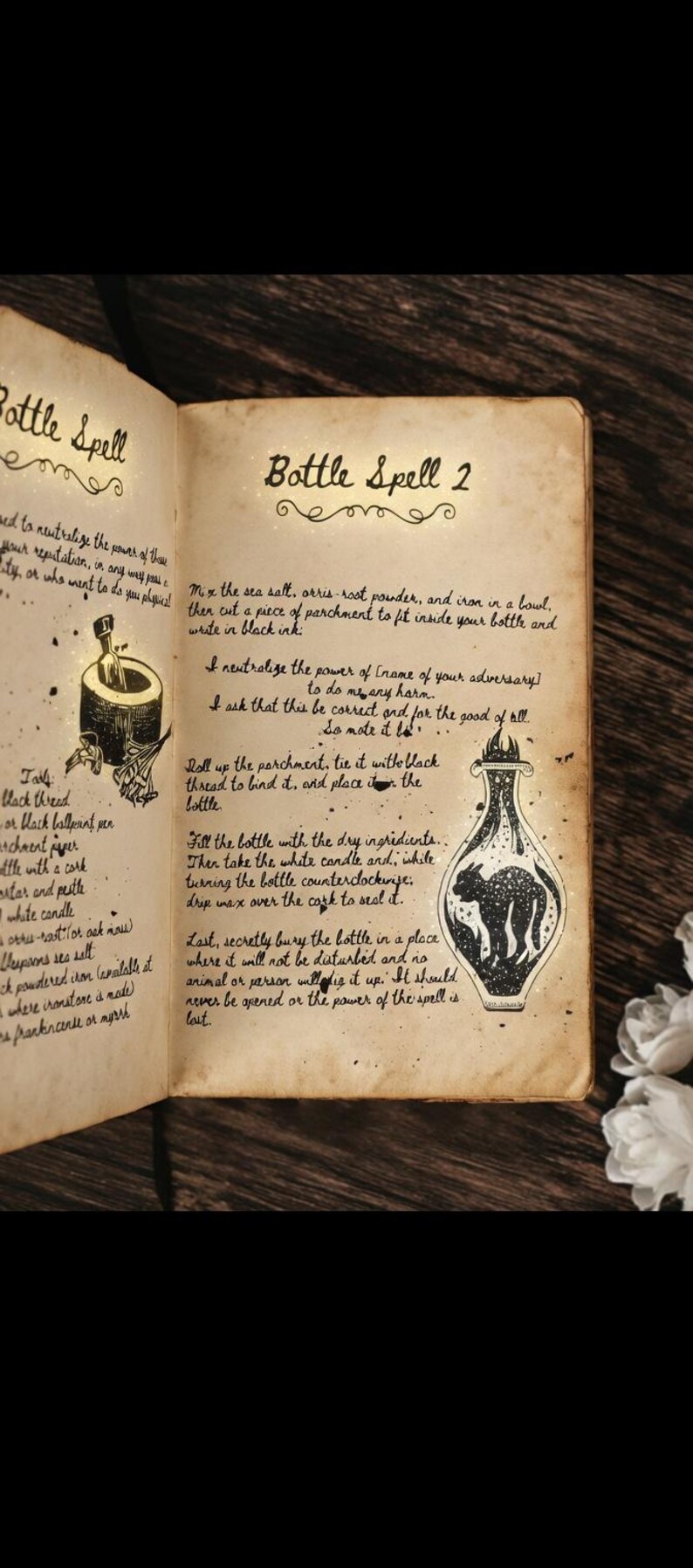 Puede incluir: Libro abierto con est&eacute;tica vintage, con texto manuscrito e ilustraciones para un hechizo de botella. La p&aacute;gina incluye instrucciones, un dibujo de una botella con silueta de gato e ingredientes.