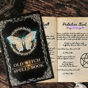 Puede incluir: Un libro abierto con una cubierta negra titulado "OLD WITCH SPELLS BOOK" con una ilustraci&oacute;n de mariposa. Las p&aacute;ginas abiertas muestran texto manuscrito y un pentagrama. El libro tiene un borde decorativo.