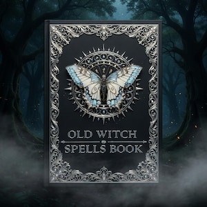 Puede incluir: Un libro de hechizos negro con filigrana plateada y un dise&ntilde;o de mariposa. La portada del libro dice "OLD WITCH SPELLS BOOK" en texto blanco. La mariposa tiene alas azules y blancas, sobre un fondo de bosque oscuro.