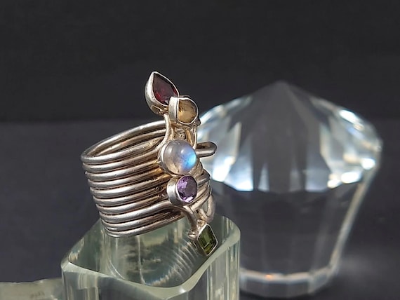 Auffälliger Multistein-Statement-Ring aus Silber mit einer gewickelten Ringschie