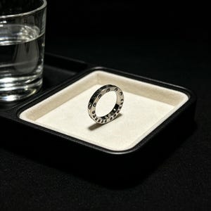 Anillo punk con diseño único, alianza gótica llamativa, anillo grabado de estilo vintage, joyería alternativa hecha a mano, anillo de regalo de estilo motero retro.