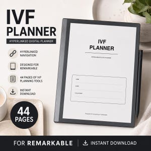 Op de afbeelding: Een zwarte digitale tablet met een IVF-planner interface met velden voor naam, kliniek en cyclusstart. Het scherm toont de tekst IVF PLANNER en HYPERLINKED DIGITAL PLANNER. Een zwarte stylus rust aan de rechterkant van het frame van de tablet.