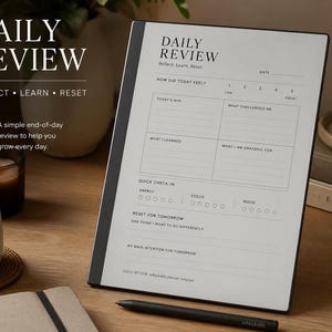 Op de afbeelding: Een digitale tablet met een Daily Review planner-sjabloon met secties voor Today's Win, What Challenged Me, What I Learned, What I Am Grateful For, Quick Check-in voor energie, focus en stemming, en Reset for Tomorrow met een zwarte stylus.