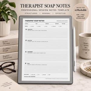 Op de afbeelding: Een digitale tablet met een SOAP-notitiesjabloon voor therapeuten, met secties voor Subjectief, Objectief, Assessment en Plan. Het scherm toont velden voor cliënt-ID, datum en sessiegegevens. Een stylus ligt naast de tablet op een marmeren ondergrond.