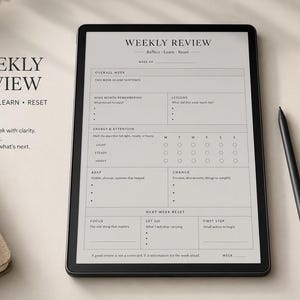Op de afbeelding: Een digitale tablet met een Weekly Review planner-sjabloon met secties voor de week, lessen, energie, gewoonten en een reset. Het scherm bevat de tekst Weekly Review, Reflect, Learn, Reset en diverse invulvelden voor planning.