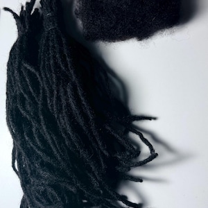 Puede incluir: Una taza de cerámica blanca con un asa negra y el texto "But First, Coffee" en negro y negrita. La taza está sobre una superficie de madera. La taza mide aproximadamente 10 cm de alto.