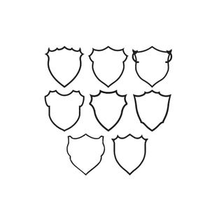 Op de afbeelding: Een verzameling van acht zwart-witte lijntekening-schildiconen gerangschikt in een raster. Elk schild heeft een unieke omtrekvorm met variërende decoratieve punten, rondingen en randen, gepresenteerd als eenvoudige vectorgrafieken.