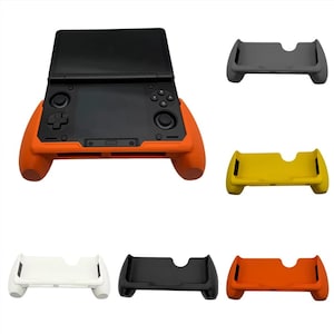 Könnte beinhalten: Eine tragbare Spielkonsole mit schwarzem Bildschirm und Bedienelementen in einer ergonomischen orangefarbenen Griffhülle. Fünf weitere Griffhüllen sind separat in Grau, Gelb, Weiß, Schwarz und Orange abgebildet, jeweils mit geformten Seitengriffen.