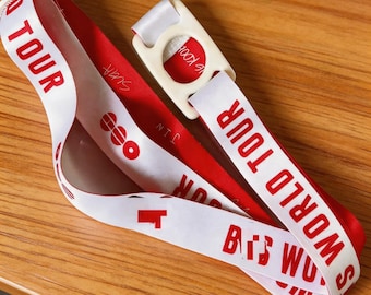 Smycz ARIRANG 2026 Special Edition ARMY Bomb Lanyard – biała, czerwono-biała z nadrukiem, smycz do telefonu, smycz na szyję do telefonu