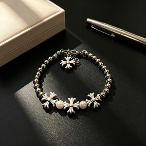 Pulseira de Pérolas com Cruz e Flor – Corrente Patchwork, Joia Unissex Elegante com Contas Vintage CH