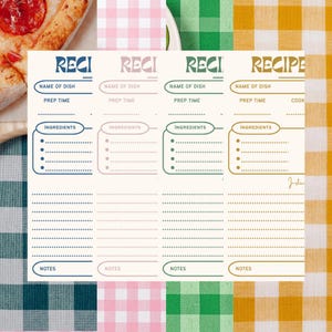 Peut inclure: Quatre fiches de recettes aux couleurs différentes : bleu, rose, vert et or. Chaque carte comporte des sections pour le nom du plat, le temps de préparation, les ingrédients et les notes. Le mot "RECIPE" ou "RECI" est en haut de chaque carte. Les cartes sont sur une nappe à carreaux.