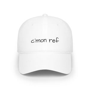 Peut inclure: Un ensemble de trois tasses en céramique avec un glaçage moucheté de couleur crème. Chaque tasse présente un motif peint à la main différent : une feuille bleue et verte, une fleur jaune et une baie rouge. Les tasses ont un design simple et moderne.