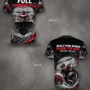 Puede incluir: Una camiseta negra de manga corta con un gráfico de una moto acuática en la parte delantera con el texto FULL THROTTLE NO LIMITS. ALL POWER. La parte trasera muestra a un piloto en una moto acuática con el texto BUILT FOR SPEED BORN TO WIN RIDE FAST. LIVE LOUD.